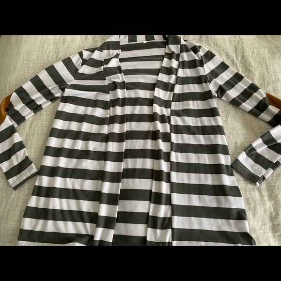 Adorable cardigan with elbow patch sleeves - Picture 3 of 5